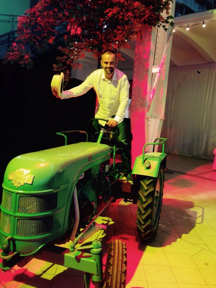 Vidiek party v centre Bratislavy...pride    oranzovy traktor je