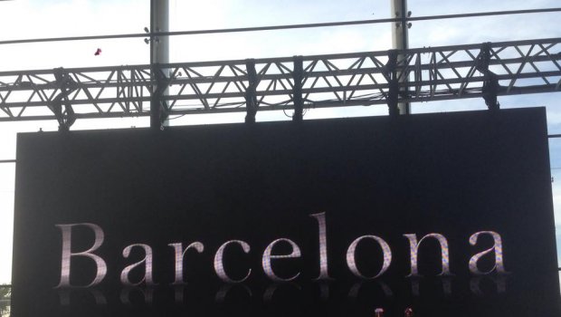 A aby sme sa nenudili tak večer ide v štýle Barcelona, Spain Cataluña v parádnom W Hotel Barcelona - Pool Bar W Hotels lebo keď sa firme darí,treba to osláviť...let´s get party started;))) a tu nemocnicu tentoraz nevyužijem,ale čo je brutálne,že kolóna trvala vyše hodiny,tam kde u nás ide ledva jeden skúter,v Španielsku vojdu dva a predsa nikto nezatrúbil ani raz;))).