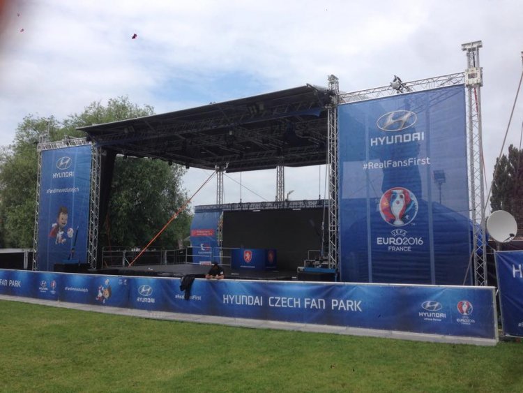 V Prague, Czech Republic je dnes v Hyundai Czech Fan Park EURO 2016 slovenský deň...a veľká komunita Slovákov má úžasnú šancu dať si Halušky ,kapustnicu a bude aj Borovička...príde Dara Rolins a hlavne!!!! Sledujeme UEFA Euro 2016 a zápas Slovakia national football team vs England Football Team v Saint-Étienne, Centre, France...