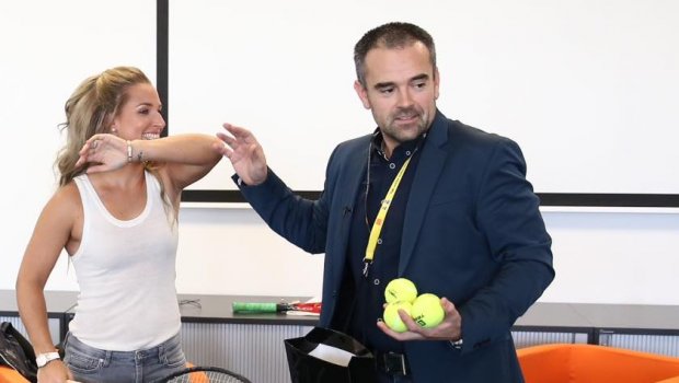 Za 14 dní sme s majsterkou sveta Dominika Cibulkova absolvovali Tennis Champions,Tenistu roka, prišla na HC SLOVAN Bratislava a na záver sme si strihli interaktívnu talkshow...Domča s tebou je radosť robiť;)))